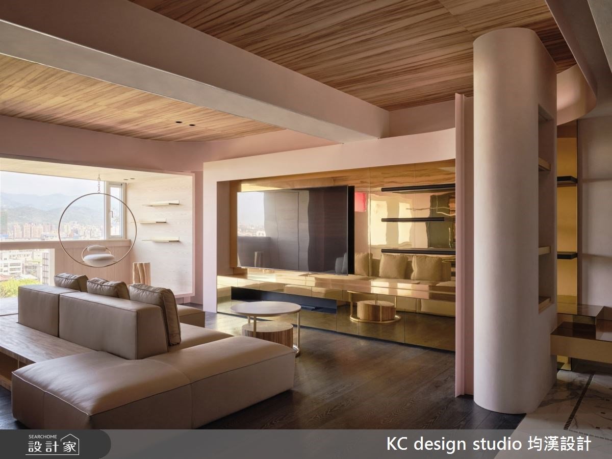 夢幻淺芭比粉、華麗鍍金！摩登老宅重塑格局，雙向沙發設計更添歡笑回憶