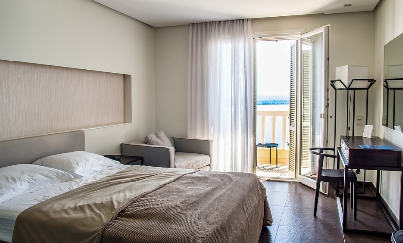 50萬買6套房「一間增值200萬」他質借千萬買3檔股：每月爽領6萬