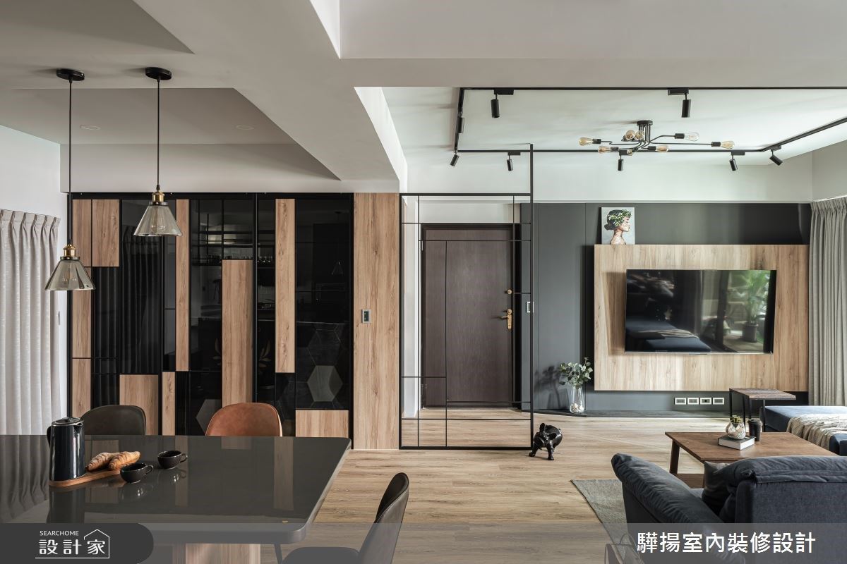 工業風黑鐵屏風讓玄關不費坪數擁有一日衣櫃，保有開闊感讓生活更有餘裕