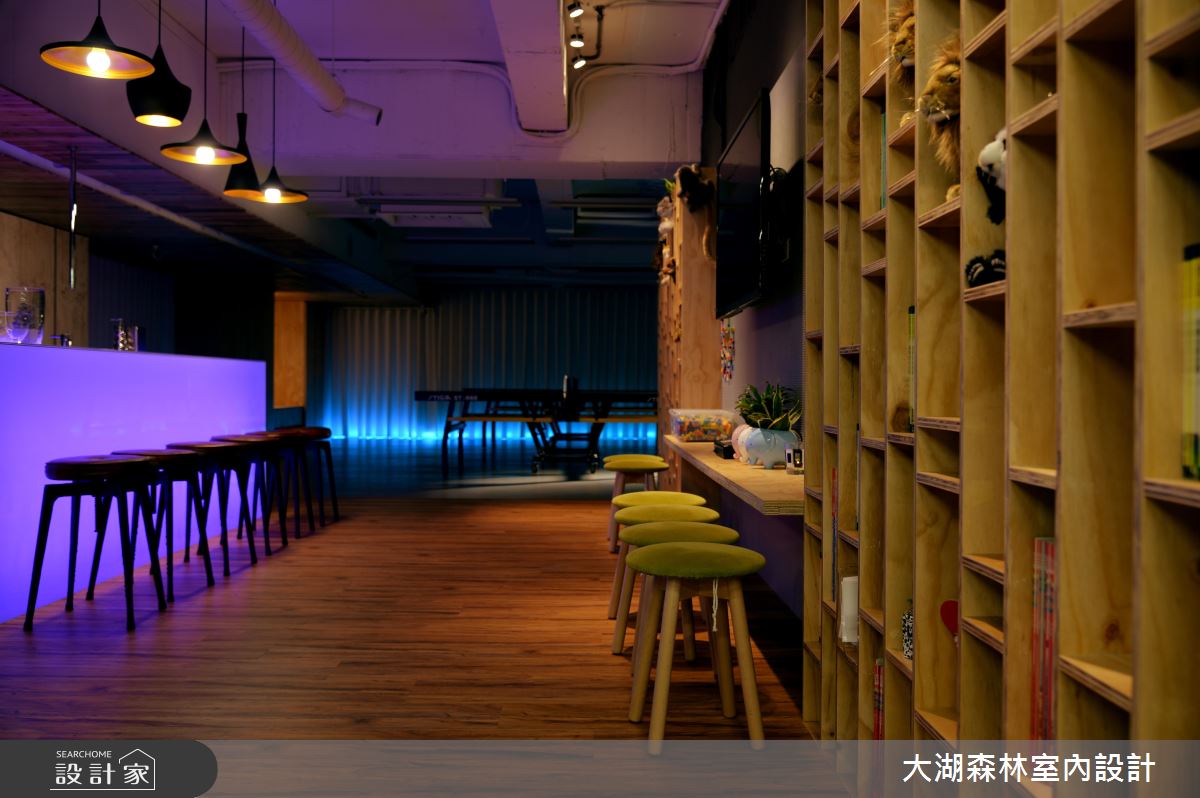 老屋大逆轉！絢麗光感吧檯與工業風特調 創造時尚運動風