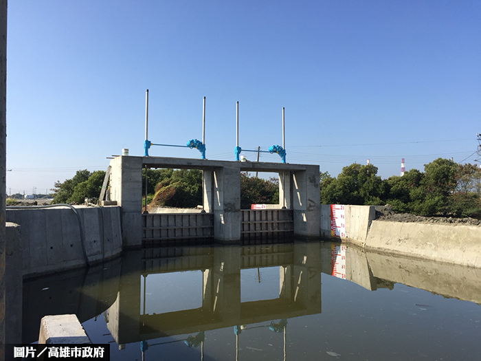 高雄路竹區解水患 防潮閘門完工