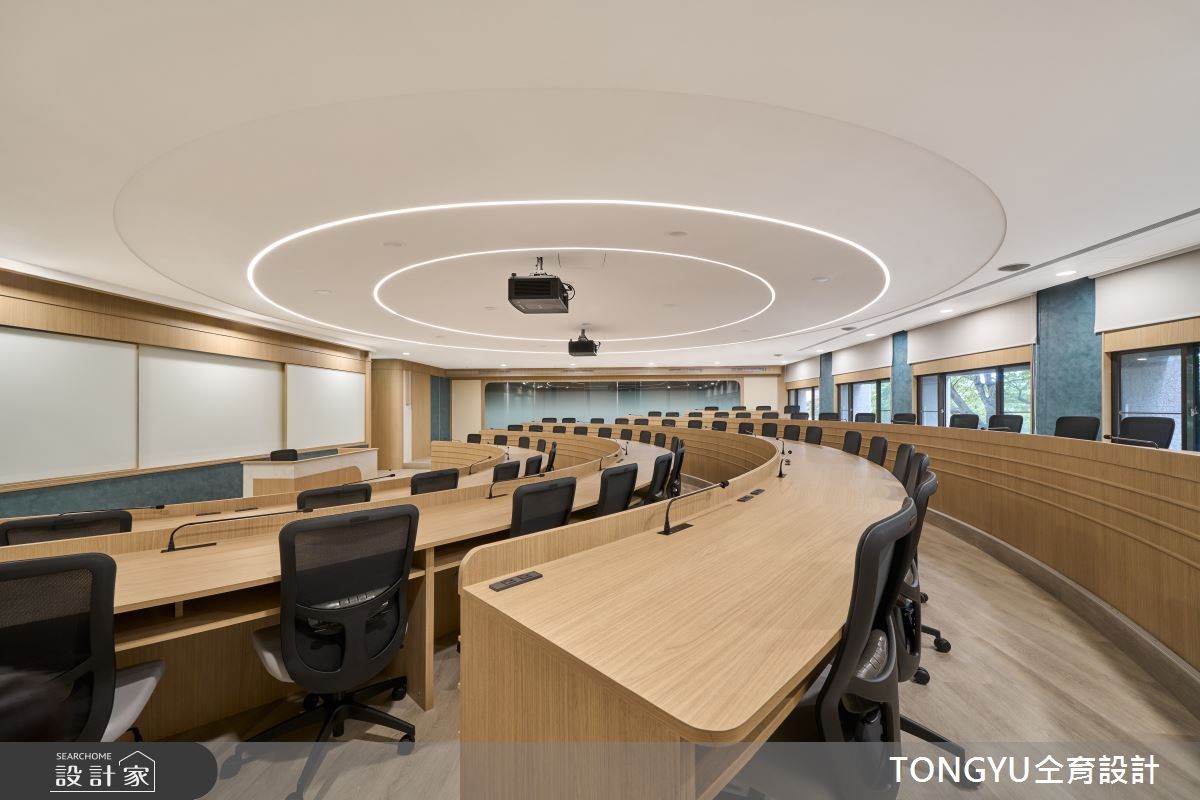 校園講堂翻新計畫！扇形座位佈局優化空間，特殊塗料讓老舊講堂如沐春風