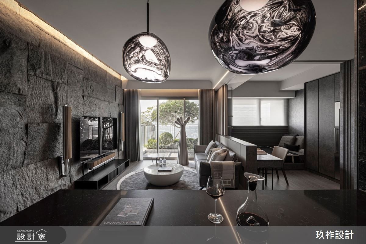 粗獷石皮 X 深邃木調！揉合深灰調的沉穩魅力，構築現代宅的時髦語境！