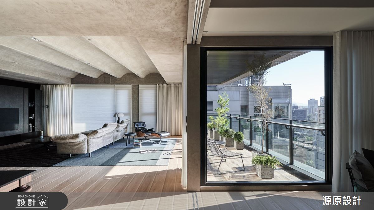 用拱型天花把大樑隱形！現代極簡大宅寬敞再加倍