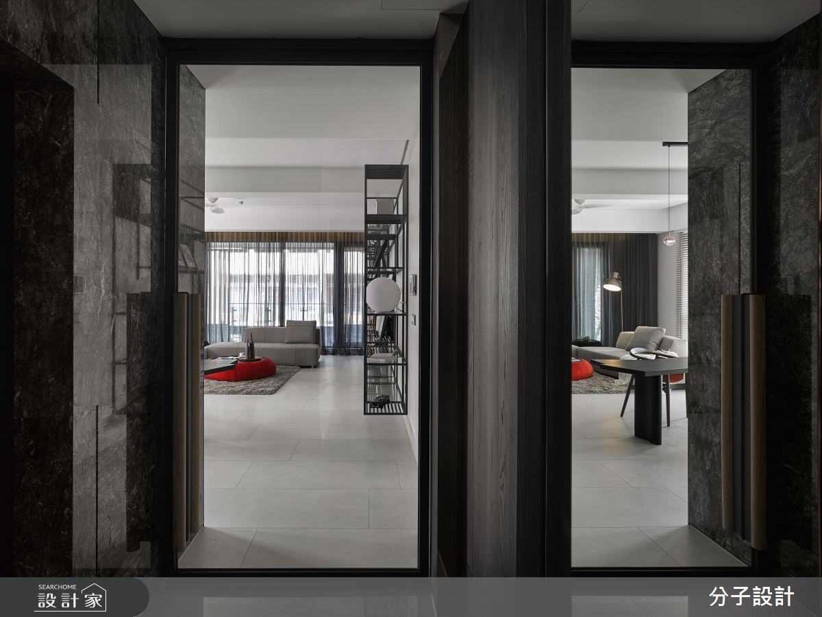 畫龍點睛、空間留白有技巧！冷調現代風裡的紅色熱情