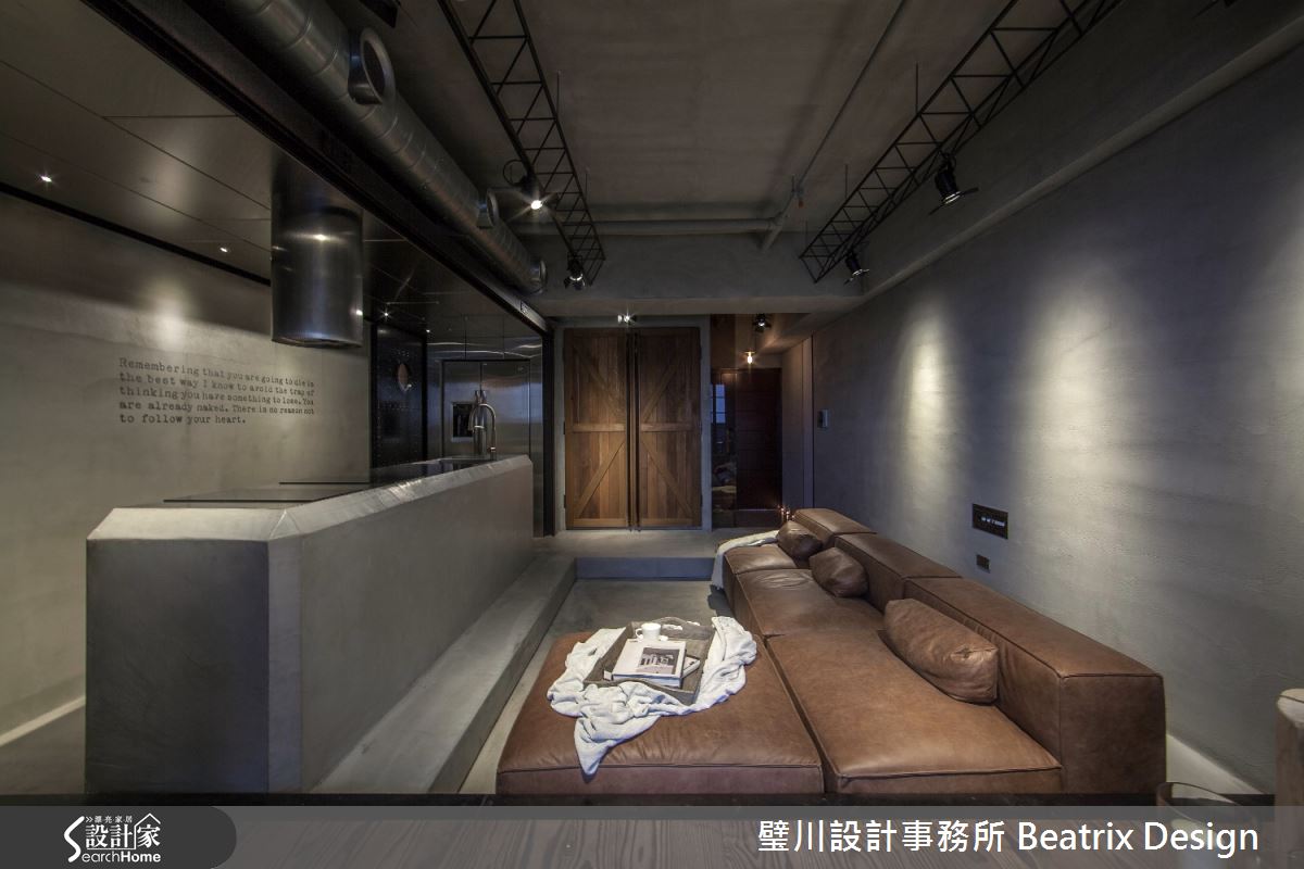 為我們的友情乾一杯！  25 坪黑暗騎士的 Loft 狂想曲