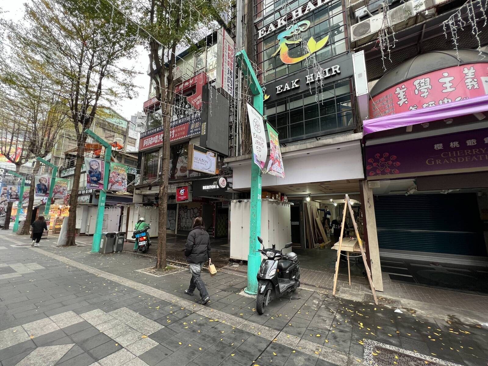 西門町空置的店面近期陸續有新的承租方進入，正在趕工裝修當中。