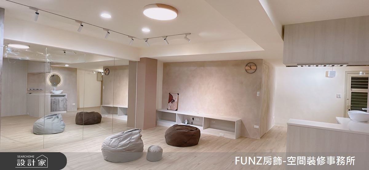 昏暗地下室變身居家運動空間！清新侘寂風+吧檯機能，圓夢一家四口的聚會...