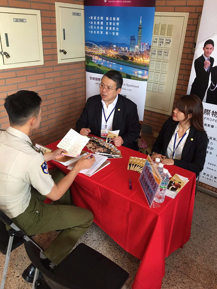 憲兵退役上校，如何搖身一變物業經營高階主管？