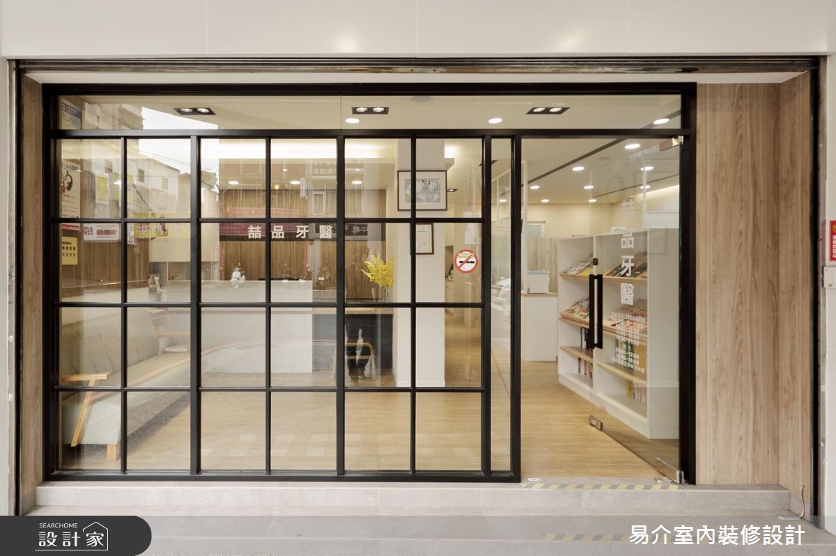 老屋翻新森林圖書館牙醫診所！木紋與書牆營造自然與人文氣息，撫平看牙...