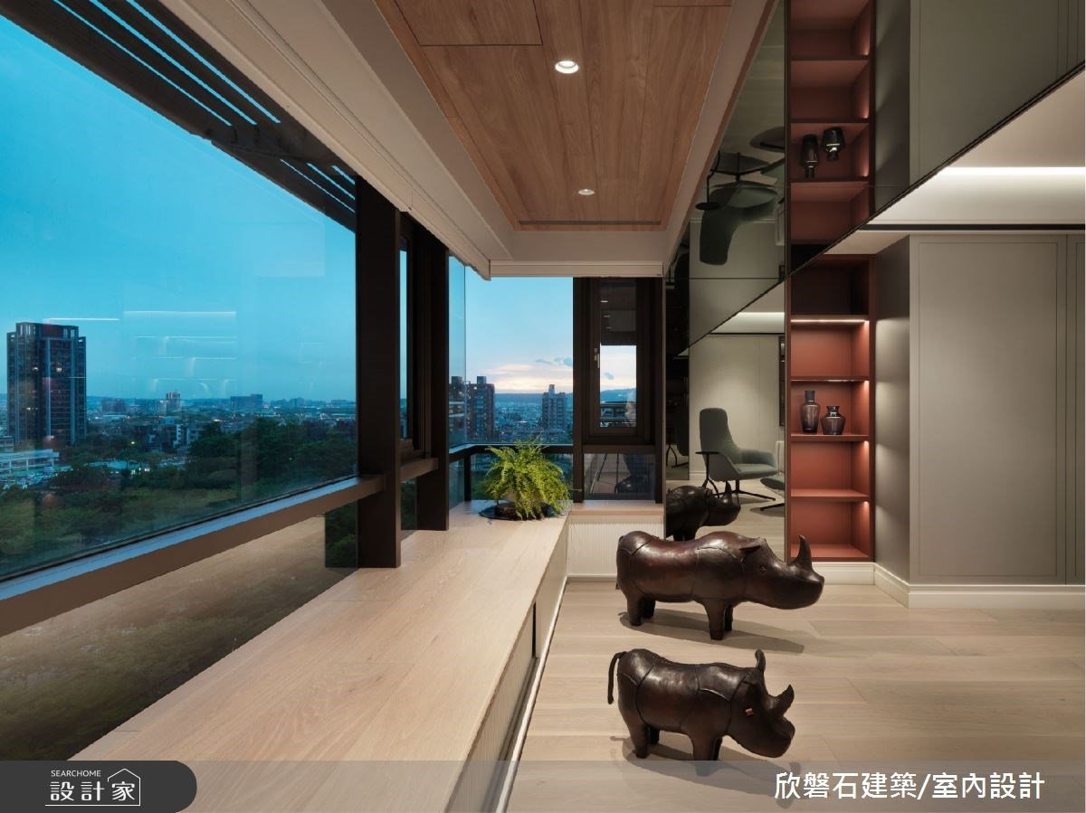 飽覽窗景的詩憶秘境！台中 60 坪老屋翻新，在窗邊臥榻欣賞落日餘暉、頂...