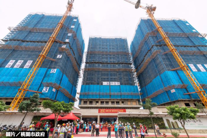 桃園八德1號社宅上梁 明年3月完工