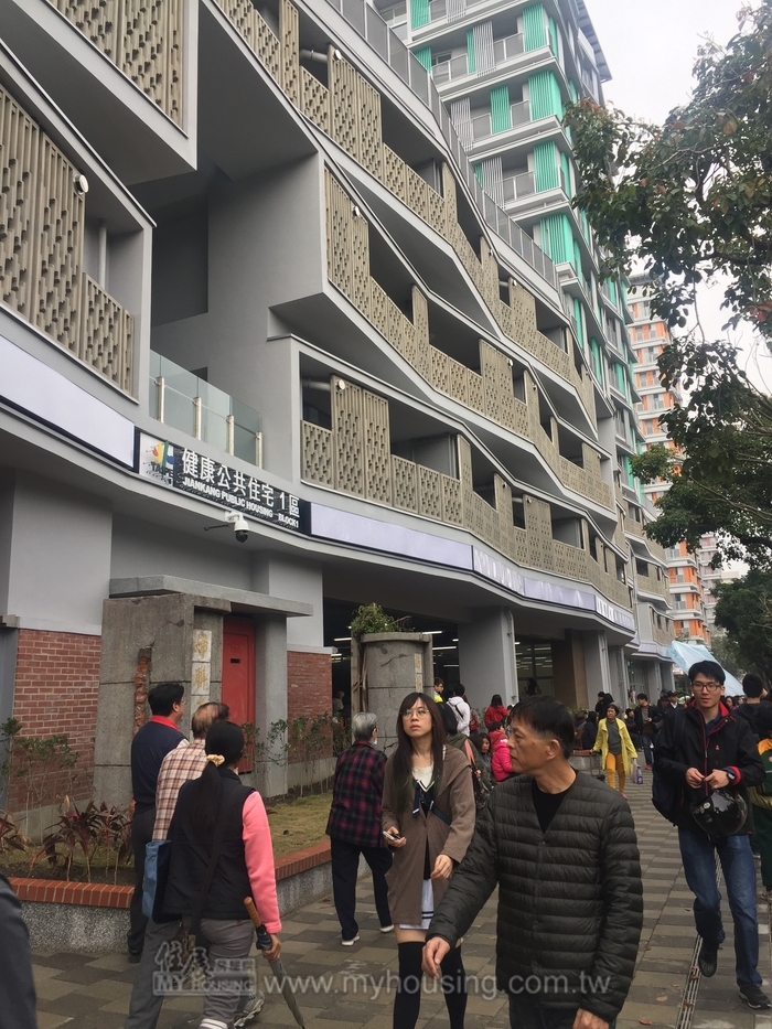 健康公宅擠爆　民眾不解陽台怪洞 