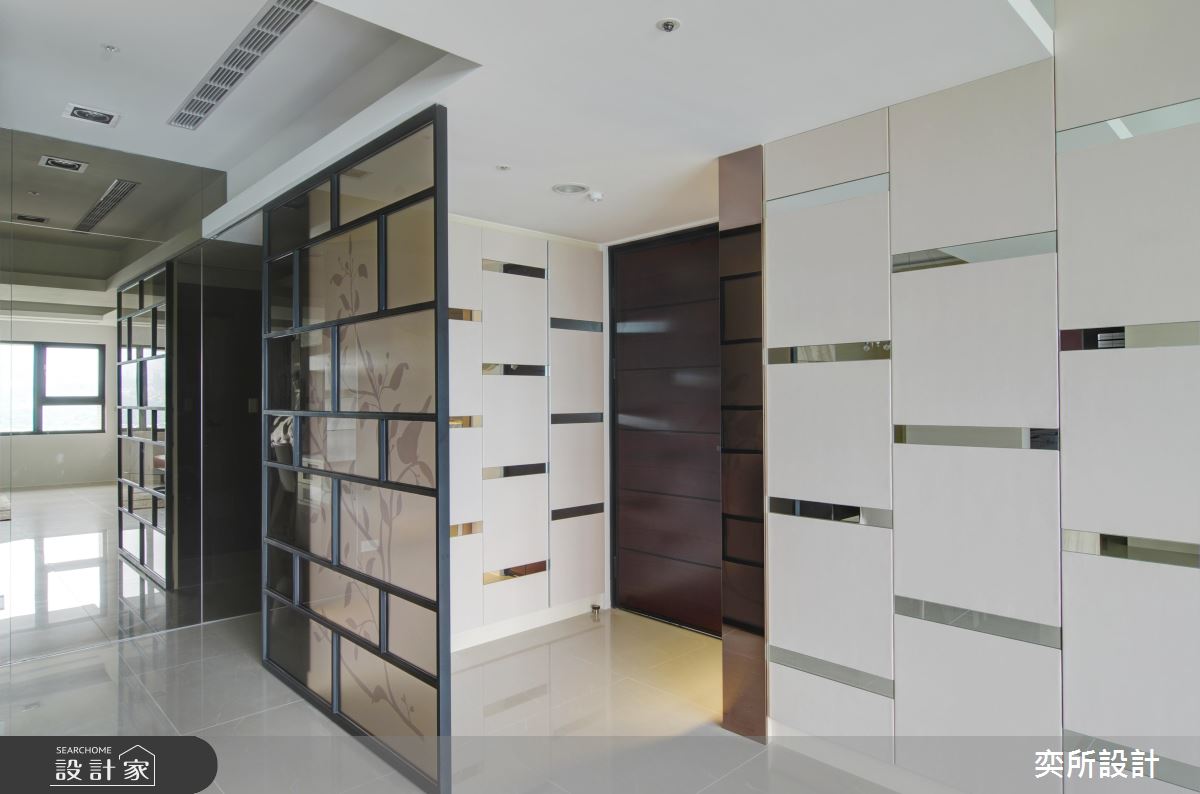 大器石紋遇上鏡面色塊 譜出 27 坪現代宅的優雅層次 !