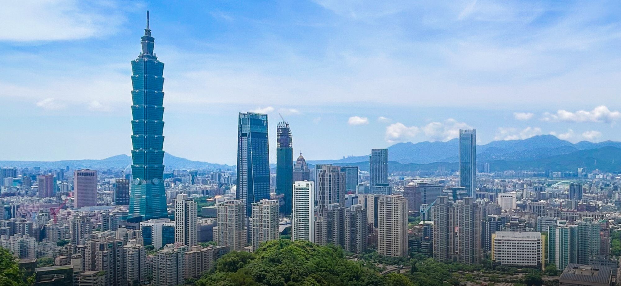 根據統計，2024年六都12月份買賣移轉棟數年衰退達1成，預售屋10月較上半年旺季衰退幅度更達6~7成，市場已從過熱逐漸回歸理性發展。