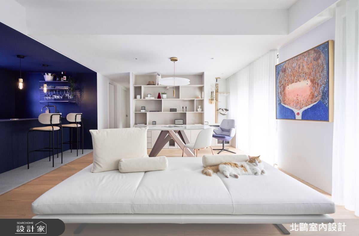 北歐風日光宅裡的時尚Lounge Bar！軟裝賦予白色公領域彈性機能，沉浸微...