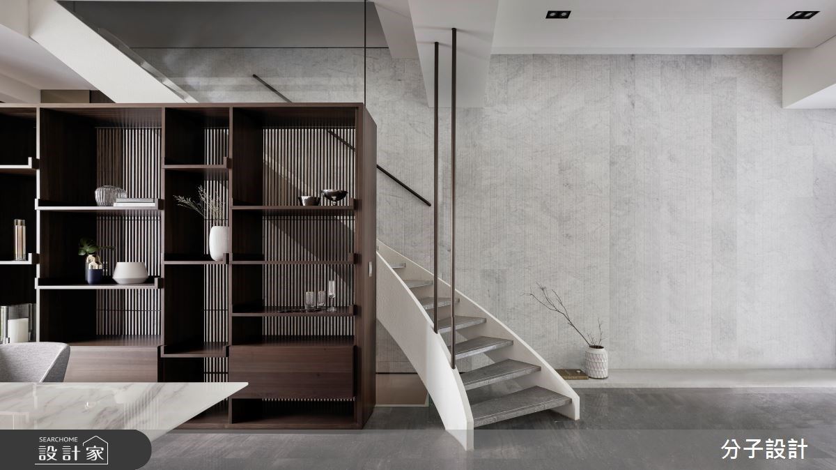 弧形樓梯、格柵收納、玻璃拉門引入唯美光影！現代風透天別墅地下室一起...