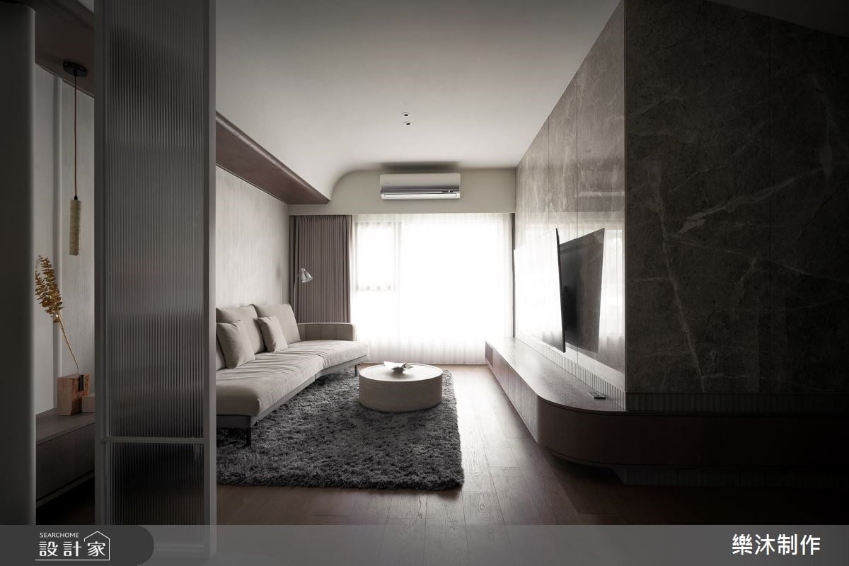 讓中島成為生活主宰！水泥粉光、鋼刷木皮與大理石混搭的 32 坪新成屋，...