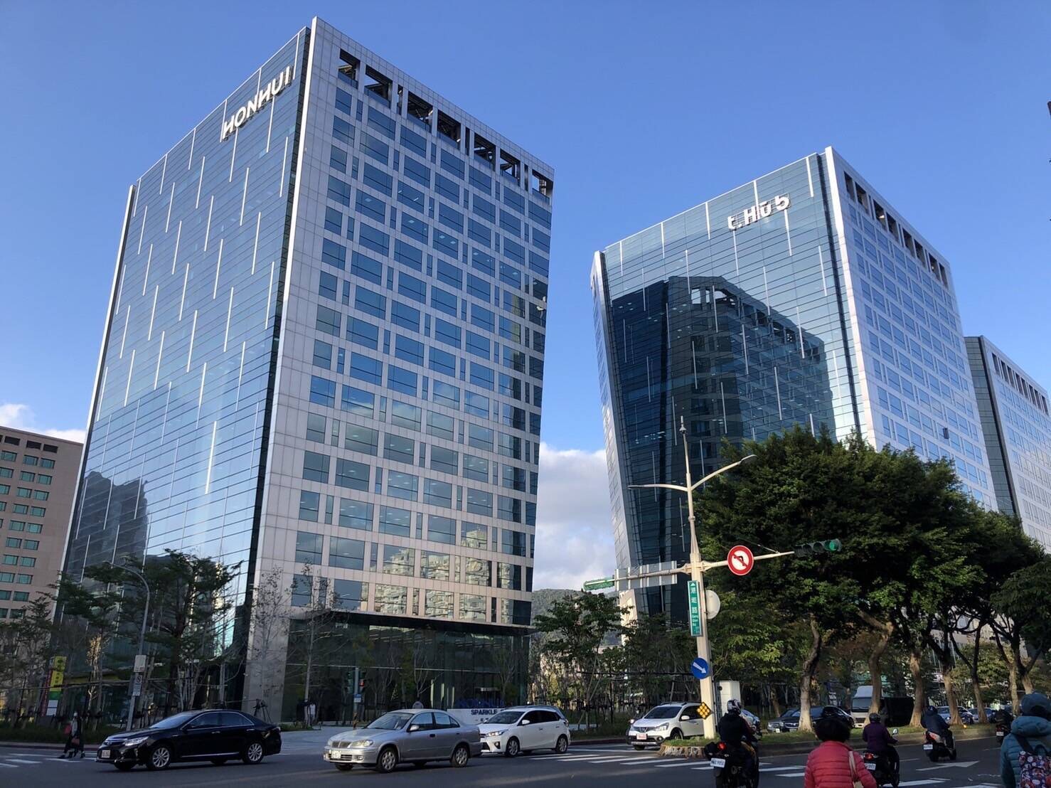 企業發展亮眼帶動整體廠辦交易熱絡，未來例如內科、南港、北士科、汐止等近捷運、近科技園區、銜接都會商圈的區域，都較易成為企業選擇進駐區域。