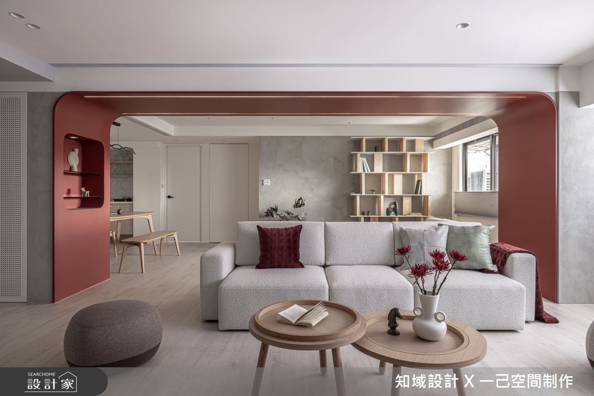 沈穩淺灰裡綻放一抹嫣紅！40坪雙拼老屋翻新，以寧靜現代風成就三口親子宅