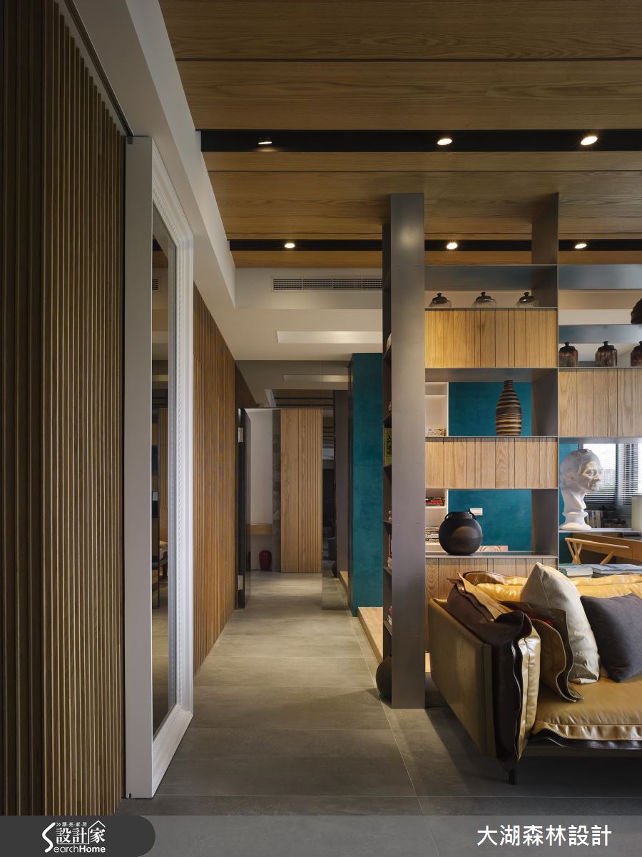 繁華盡落，乍現森林中的一抹湖水綠 