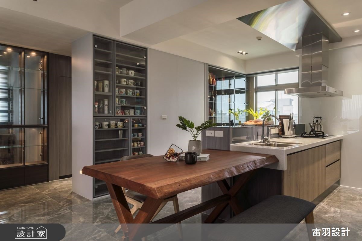 拆一房實現開放廚房、展示收納牆夢想！再多的馬克杯、公仔中古屋都收得下