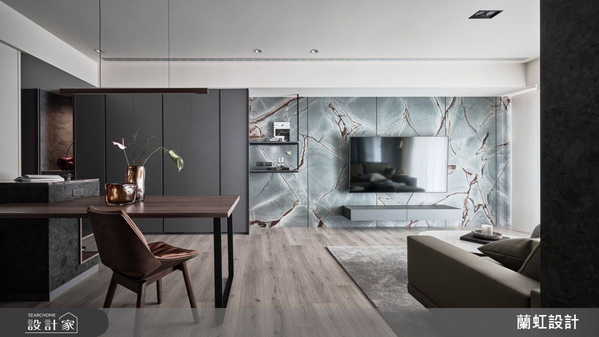 科技業夫妻最愛的居家設計！時尚大理石電視牆、玄關端景與吧檯，詮釋靈...