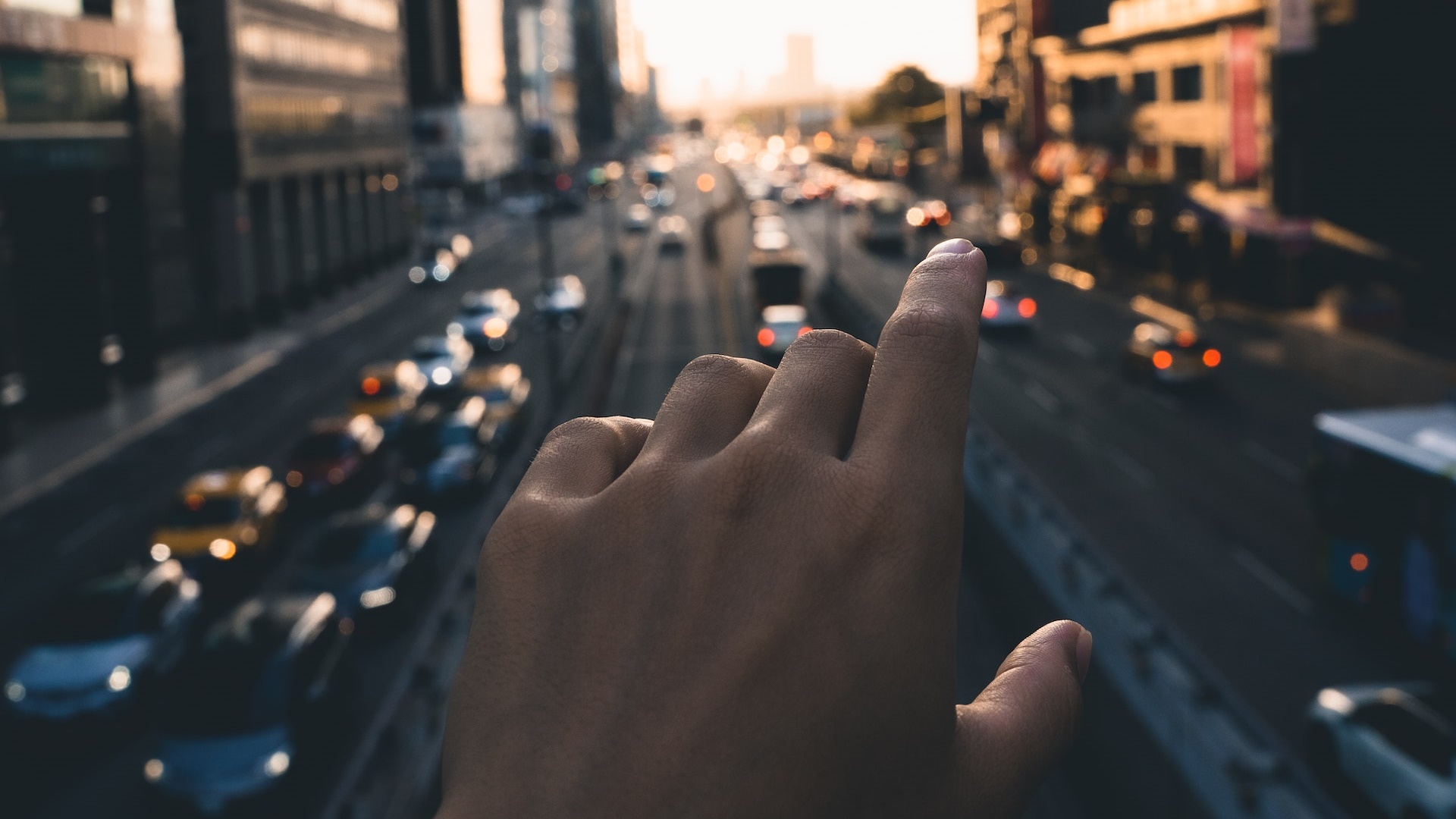 年輕人抱怨高房價 他好奇大跌是否出手？ 專家揭殘酷真相