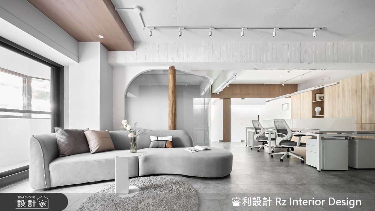 在流動的弧線中甦醒，睿利設計的27坪現代辦公詩篇