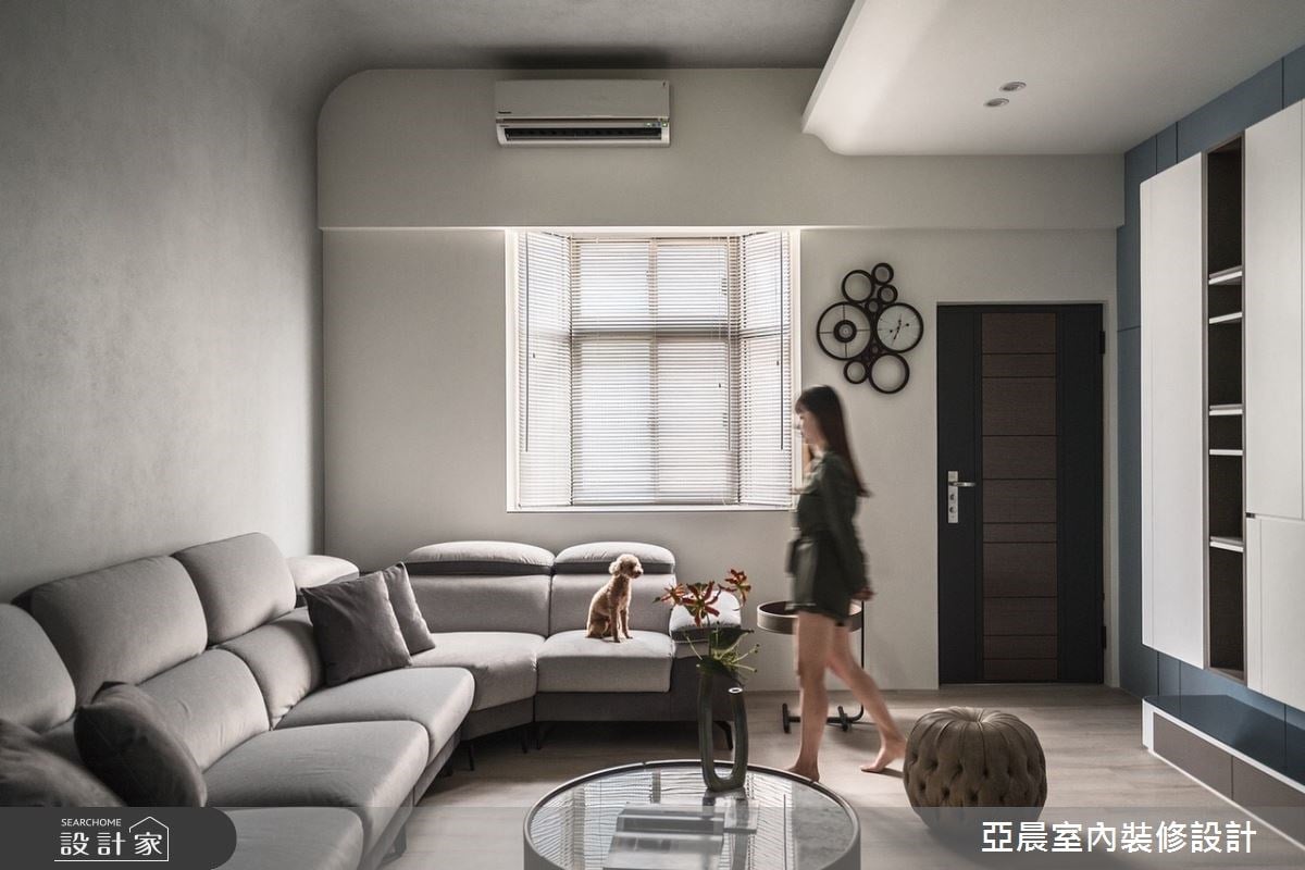 65 坪中古屋舊翻新！電視牆藏豐富收納機能、造型曲線與間照修飾突兀樑柱...