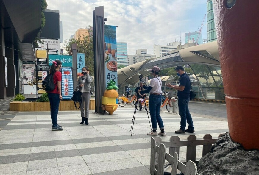 名片印「首席專家」實際是「首日上工」？ 房仲業的「自信行銷學」引熱議