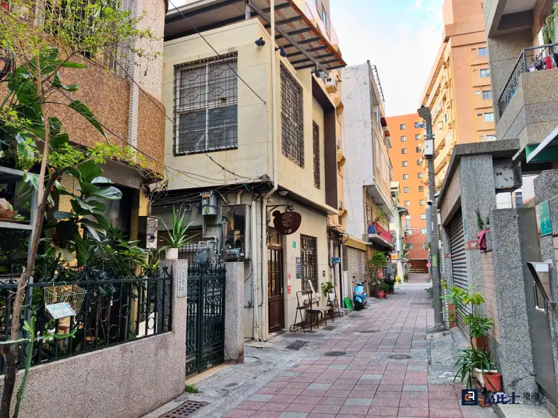 青年路巷弄內老屋成交,即使巷弄狹窄,但仍有買家青睞。(圖/記者蘇茵慧) 青年路巷弄內老屋成交,即使巷弄狹窄,但仍有買家青睞。(圖/記者蘇茵慧)