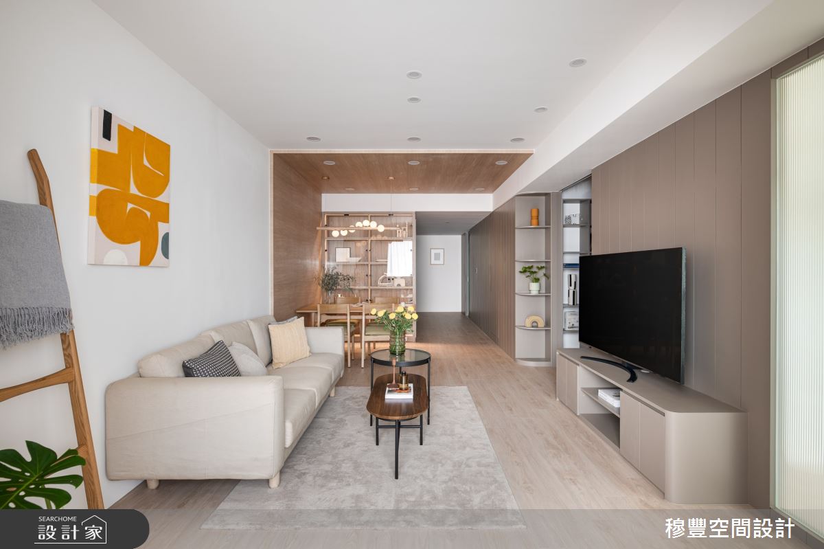 老屋重塑陽台、拆除客廳牆面，並規劃三分離浴室，深焙奶茶配色猶如回到...