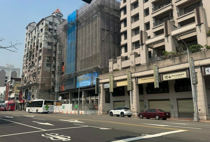 央行意外鬆綁第二戶至6成！楊金龍喊話建商讓利：房價僵持只會硬著陸