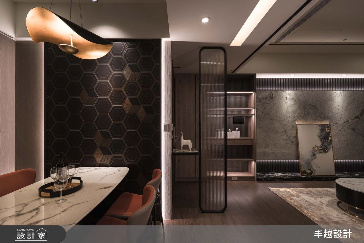 比照豪宅般的精緻等級！19坪現代飯店風，從深沉大地色映出奢華氛圍