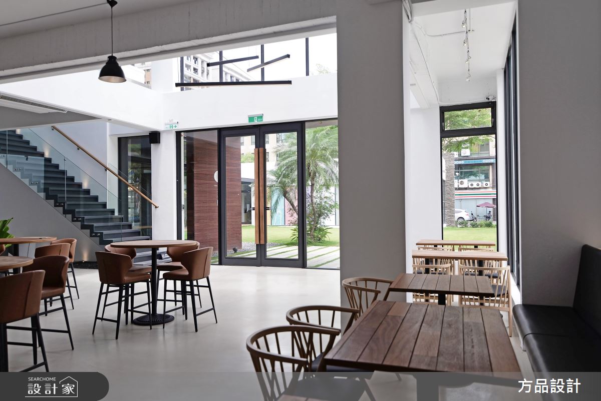 三姊妹一起開店！徜徉草地綠意的純白複合式咖啡館 