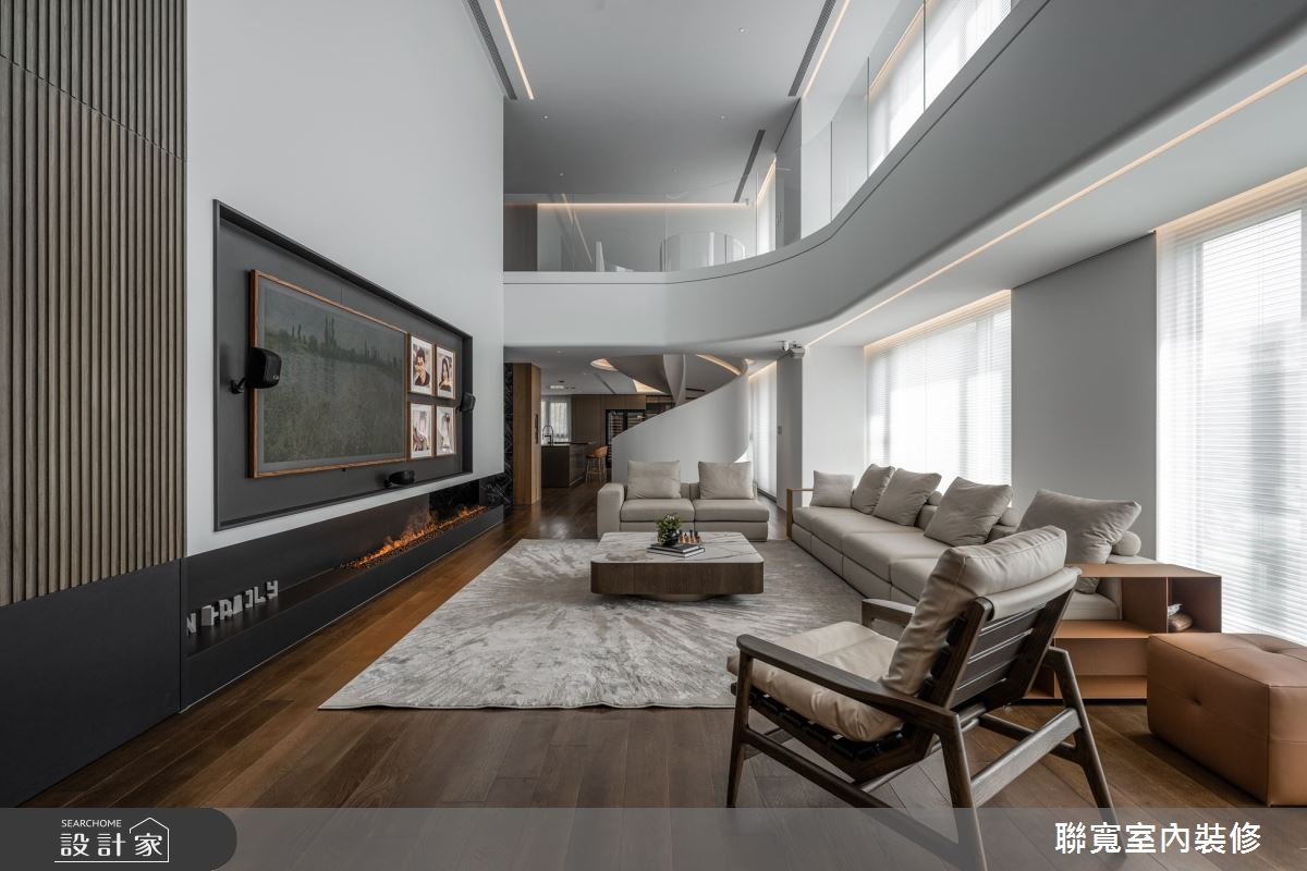 我家就像藝廊般精緻！柔美的圓弧樓梯，建構專屬於一家人的130坪樓中樓