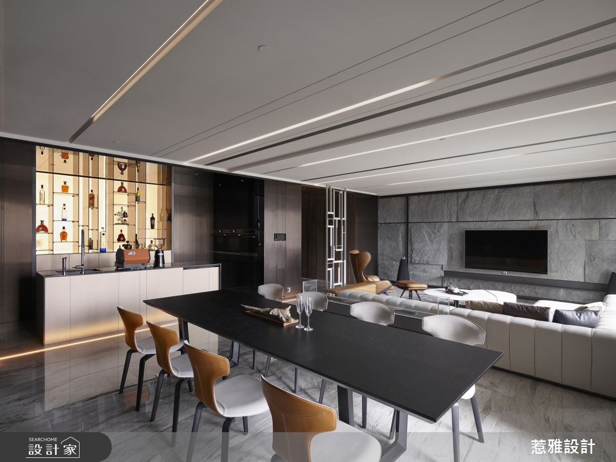 錯落的棋盤式收納！光與異材質構築飯店風大宅