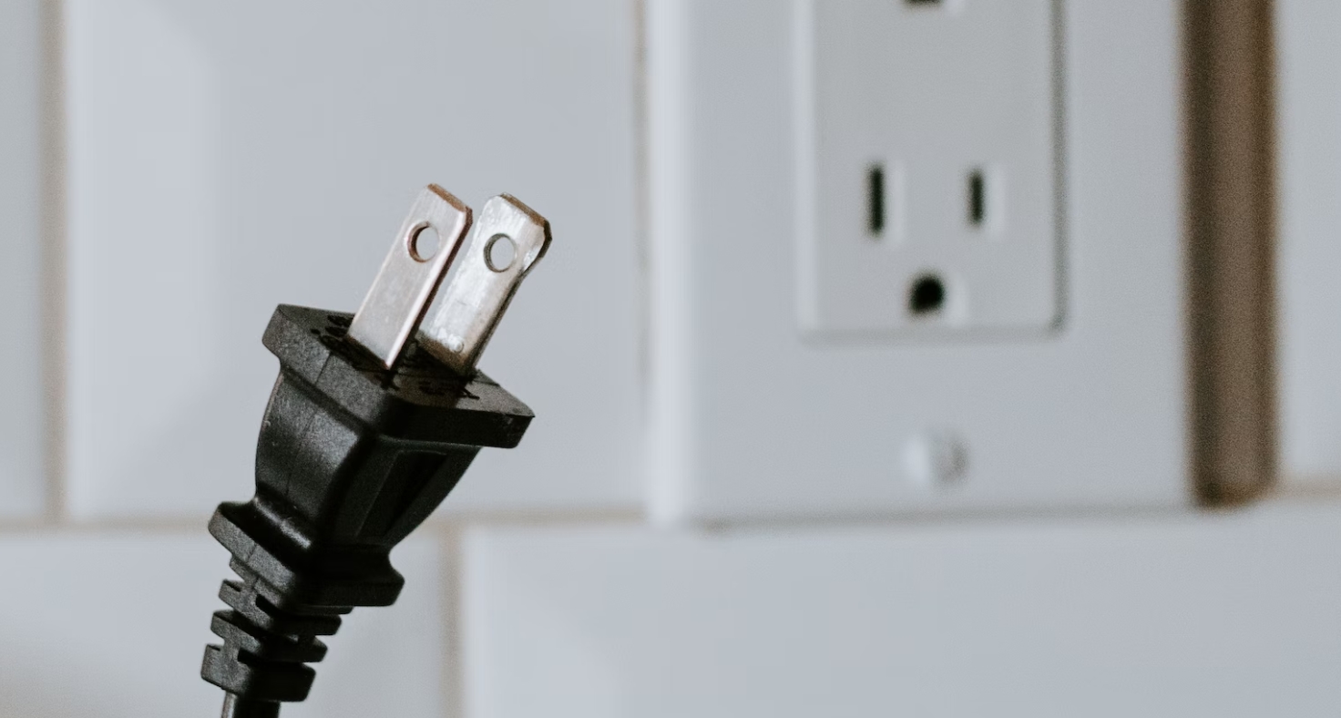 一插電鍋就跳電！師傅「什麼都沒修」收千元 人妻傻眼了