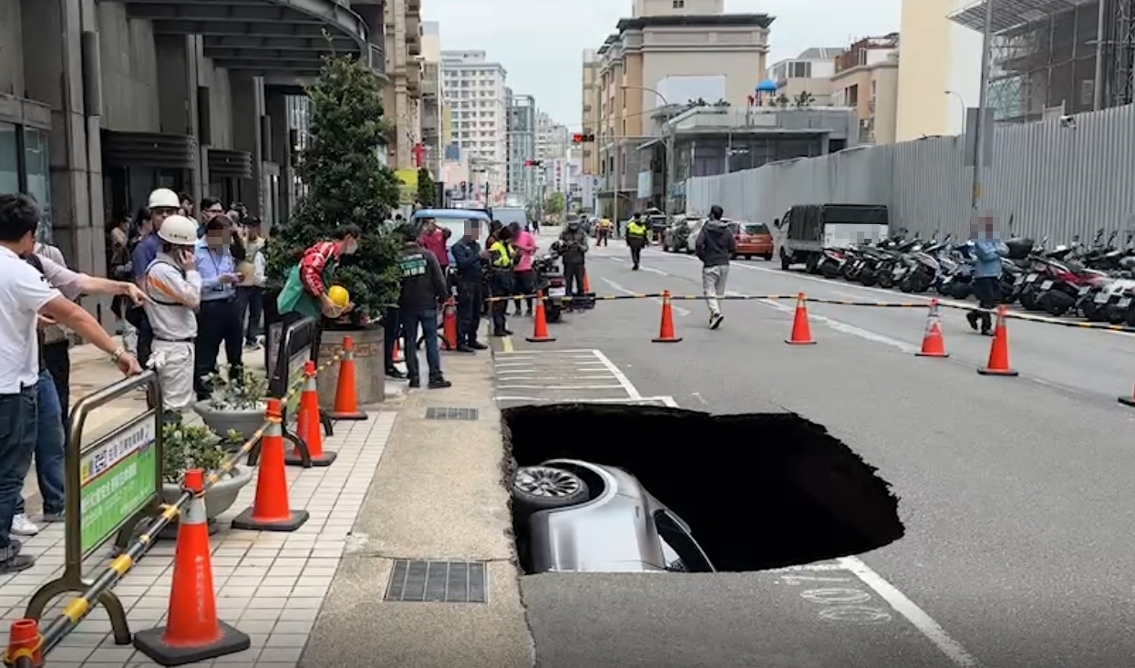 新竹再現天坑！電動車整台被吃掉 超慘畫面曝