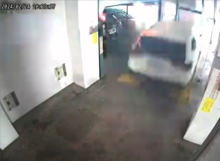 30年機械車位變「大怒神」！ 休旅車急墜重摔 車主嚇傻：都有保養