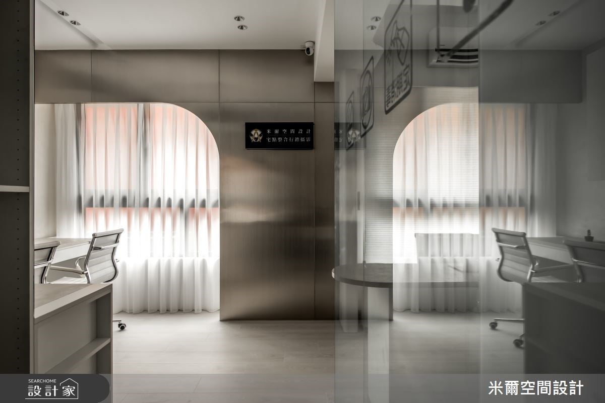 18坪室內設計師辦公室，讓靈感迸發的商辦設計！盡情玩轉異質材，展現輕...