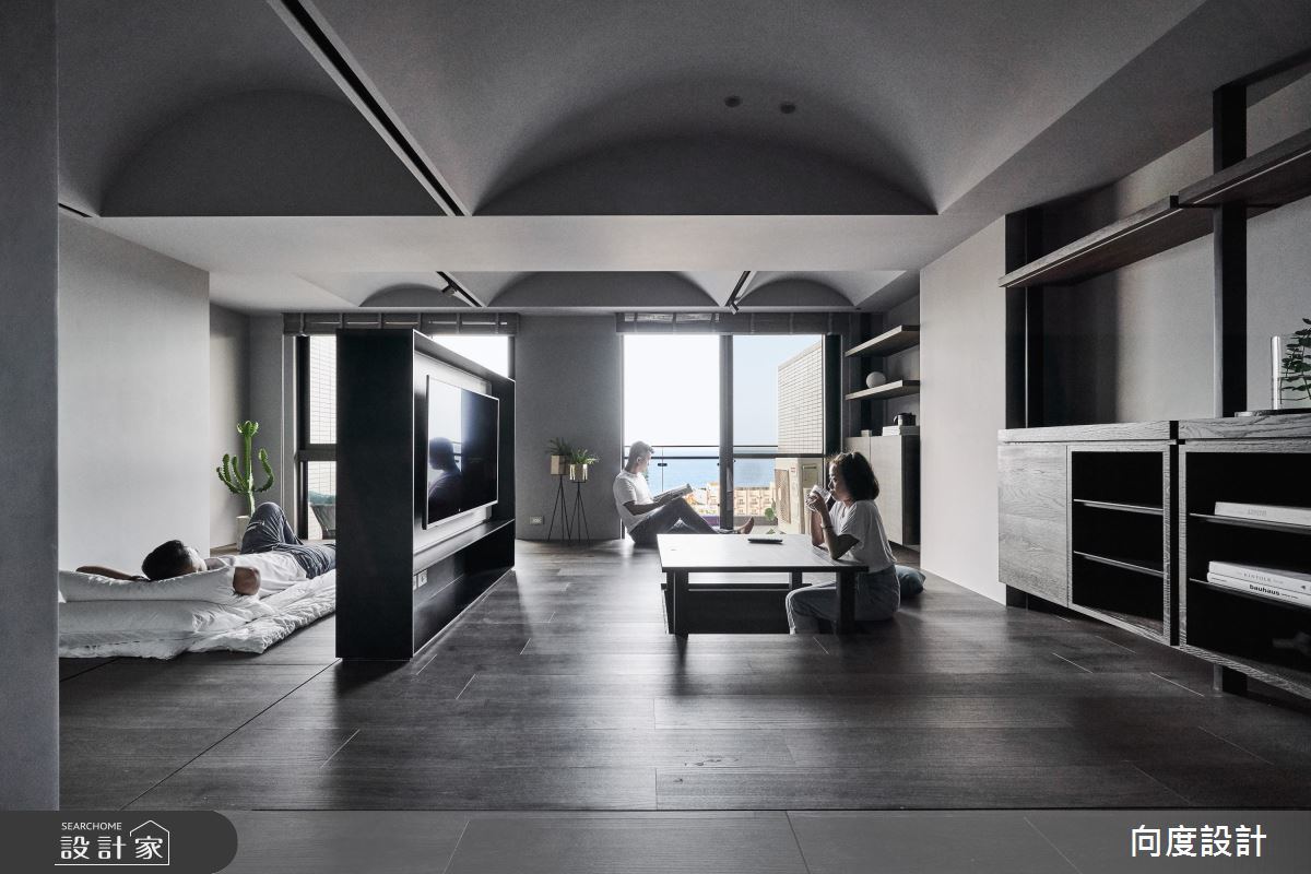 穿越拱廊望向大海，是假期開始的儀式感！14 坪度假大套房替忙碌生活畫上...