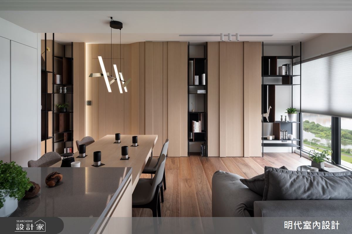 與自然共築的療癒現代風日常！打開隔間、投影布幕取代電視牆，讓流動氛...
