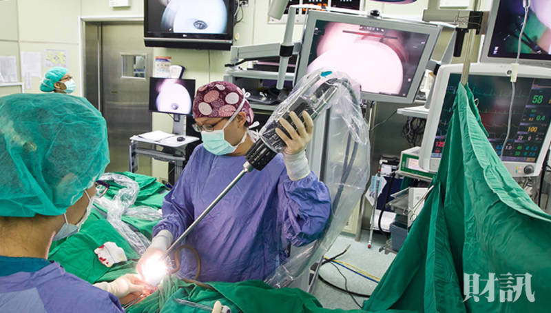 手術室現場 藉助機器人操刀　無血手術3天出院