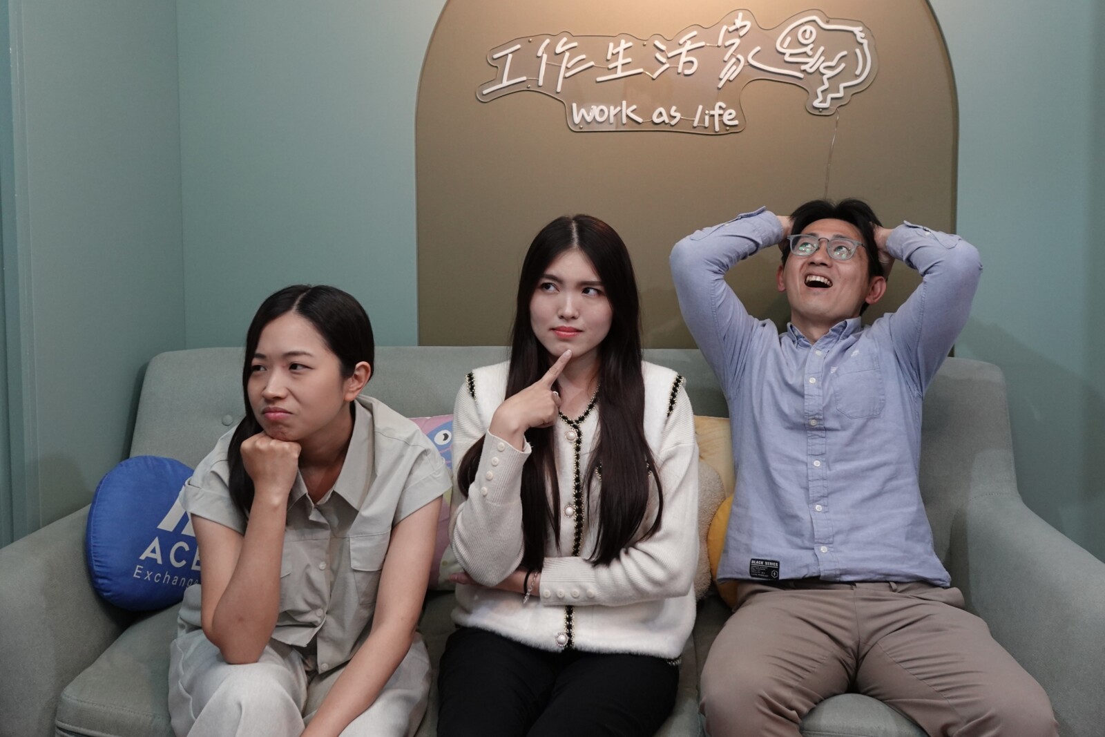 信義地政士聯合事務所劉蕙瑛代書(中)，解密報稅難題，協助消費者釐清稅務問題，輕鬆節稅省荷包。