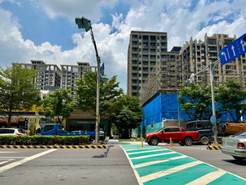 珠洲醴位於30米寬新五路,整體道路視野相對開闊。(攝影:樂屋特派員) 珠洲醴位於30米寬新五路,整體道路視野相對開闊。(攝影:樂屋特派員)