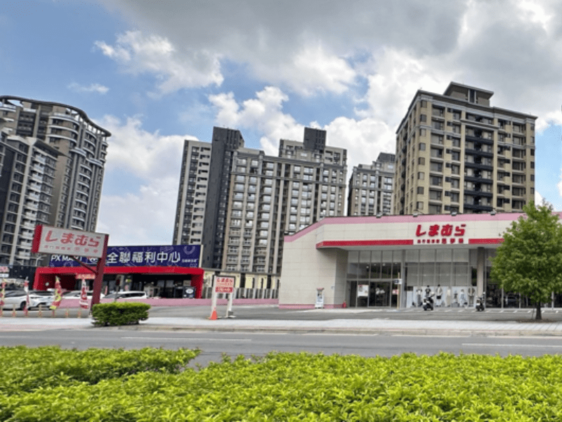 珠洲醴基地旁約250公尺,即可到達全聯福利中心與日本服飾品牌思夢樂(攝影:樂屋特派員) 珠洲醴基地旁約250公尺,即可到達全聯福利中心與日本服飾品牌思夢樂(攝影:樂屋特派員)
