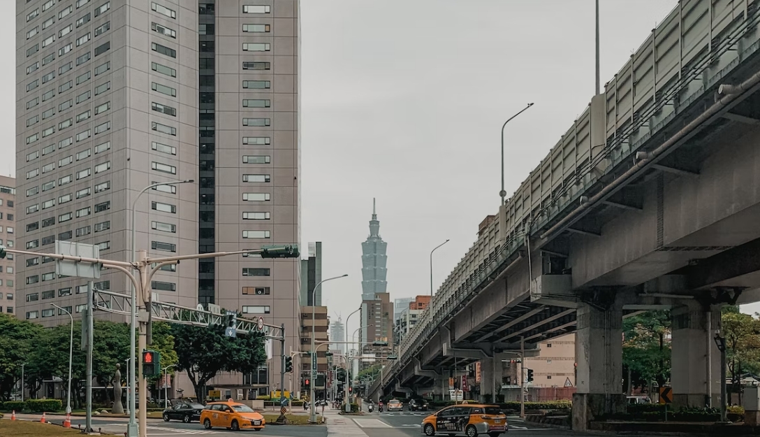 繳地價稅被笑「買寵物籠」氣炸 他看阿伯帳單秒縮：無法反駁