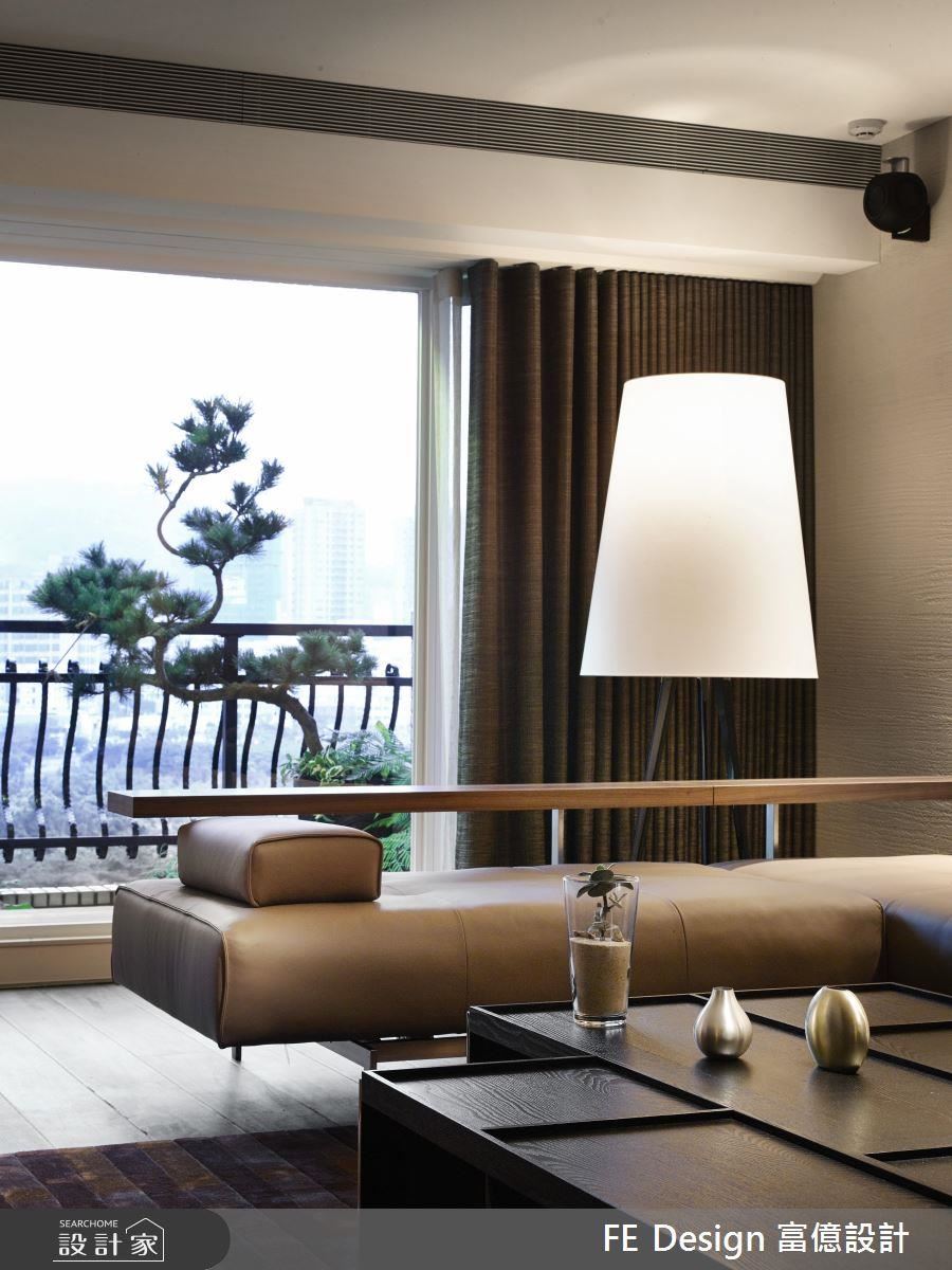 一道深色連廊放大空間感，老屋變「亮」眼！